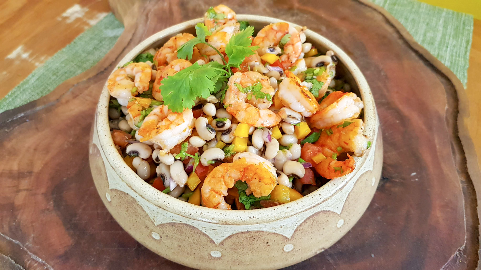 Salada Colorida de Feijão Fradinho e Camarão | Receita de Verão