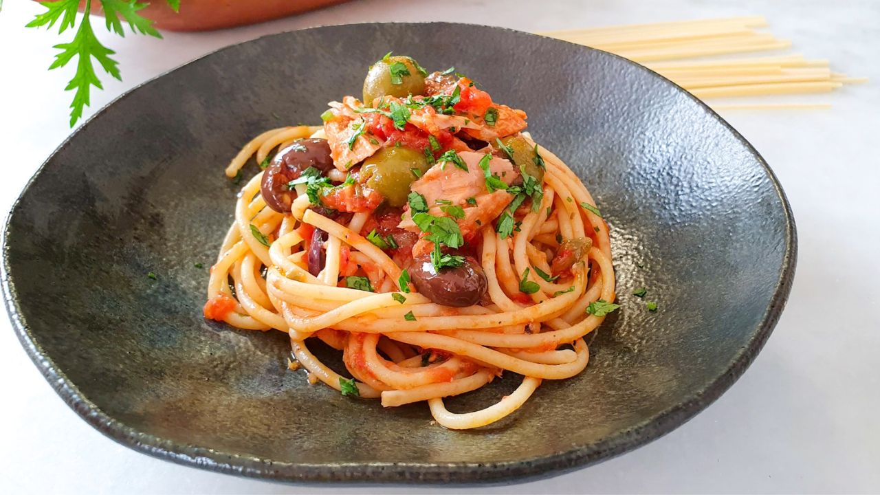 Receita de Spaghetti alla Puttanesca com Atum: Delicioso e Econômico