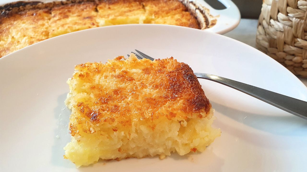 Bolo de Aipim (Macaxeira) com Queijo Meia Cura e Coco