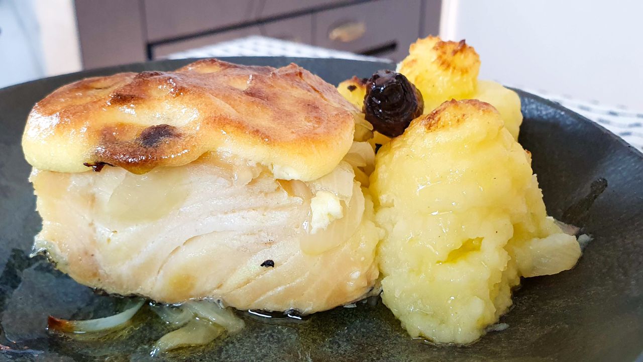 Bacalhau à Zé do Pipo – com cebolas douradas e purê de batatas