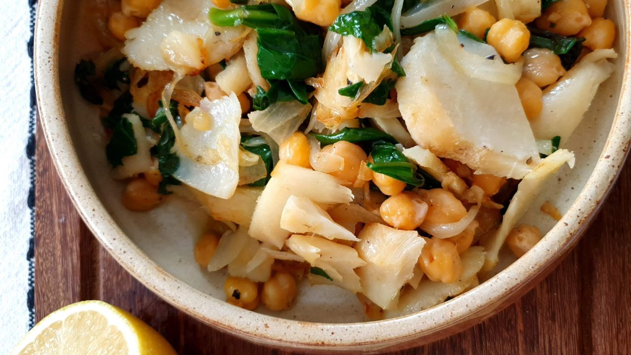 Salada de Bacalhau com Grão-de-Bico e Espinafre